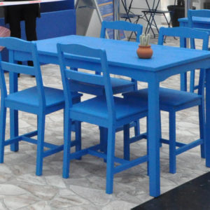 Table en bois avec 4 chaises