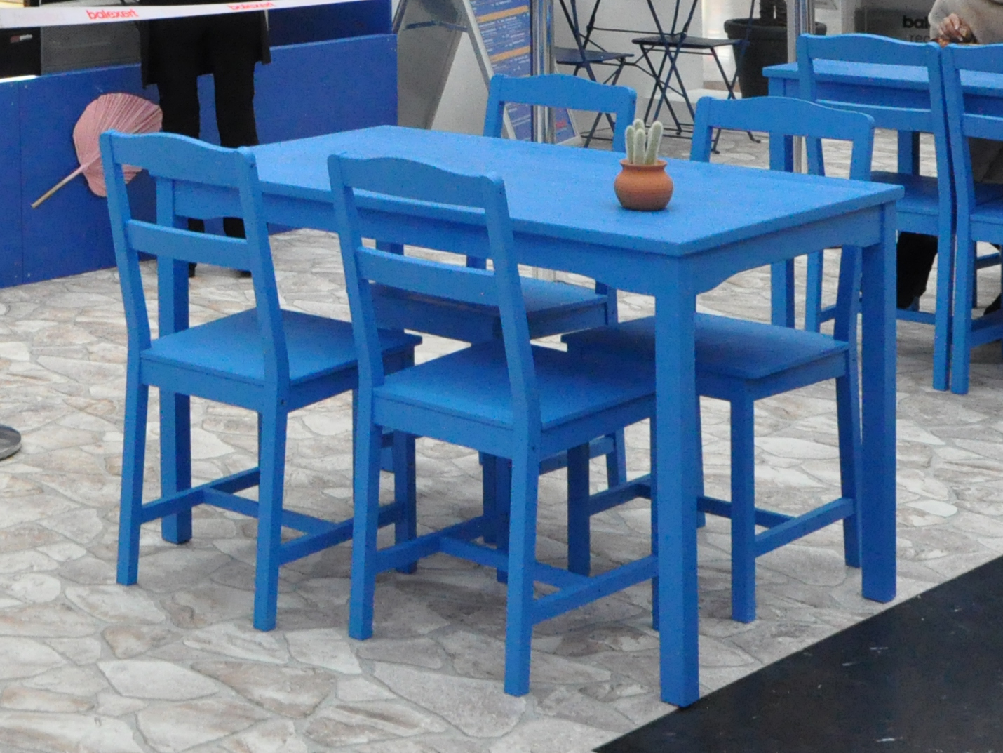 Table en bois avec 4 chaises