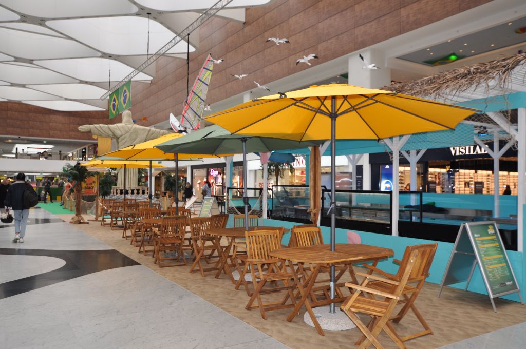 Table en bois avec 4 chaises – Image 3