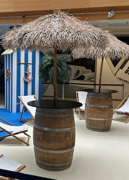 Tonneau table / Tonneau bar